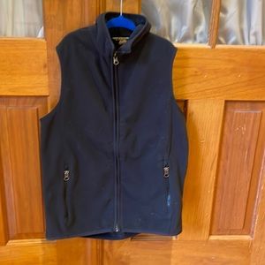Lands’ End black fleece vest
Size 10/12